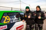 Švédská rallye: Lindholm se soukromým vozem ŠKODA bojuje o vítězství ve WRC3 – Solberg je při svém debutu aktuálně třetí