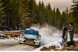 Švédská rallye: Lindholm se soukromým vozem ŠKODA bojuje o vítězství ve WRC3 – Solberg je při svém debutu aktuálně třetí
